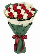 Букет Микс из красных и белых роз в Тутаеве