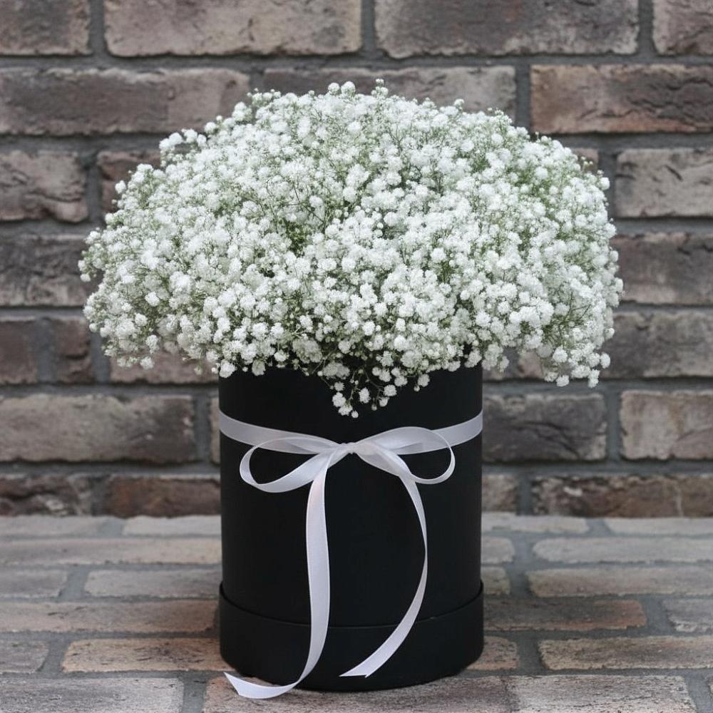 Цветочная композиция из Гипсофила в шляпной коробке в Тутаеве