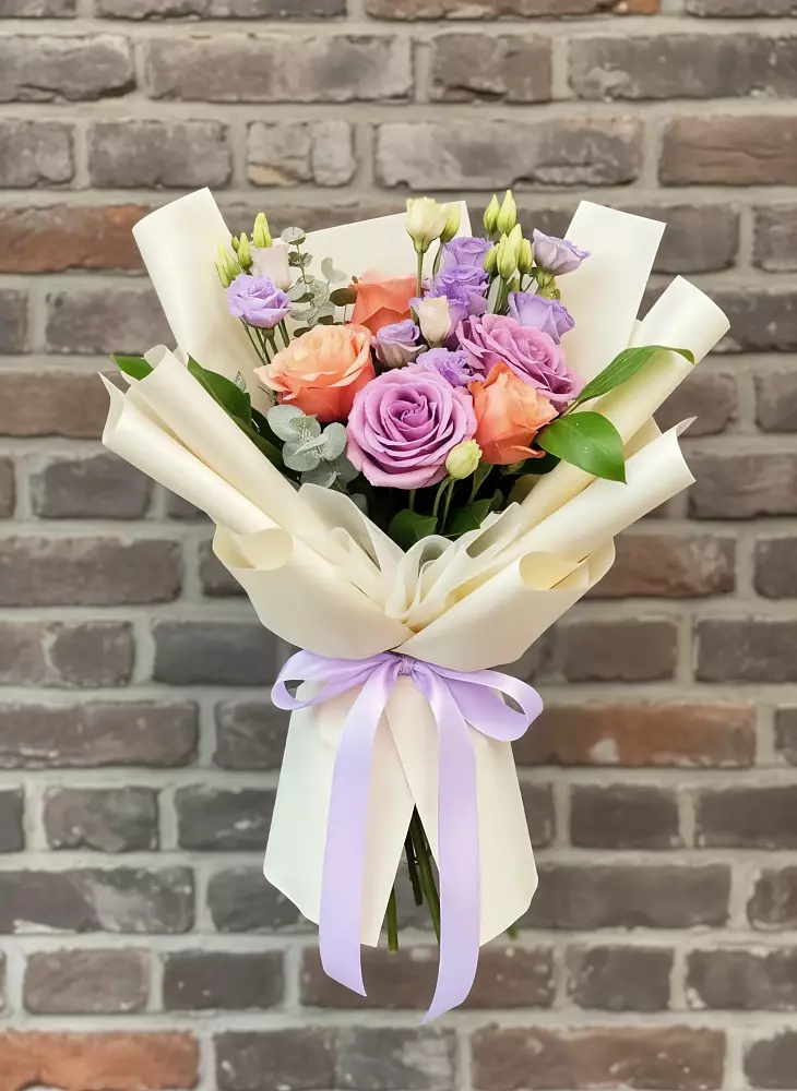 Букет цветов из: Лизиантусы и Розы в Тутаеве