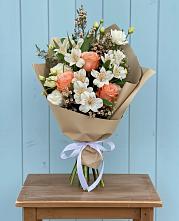 Букет цветов из:  Альстромерии, Лизиантусы, Розы и Хризантемы в Тутаеве