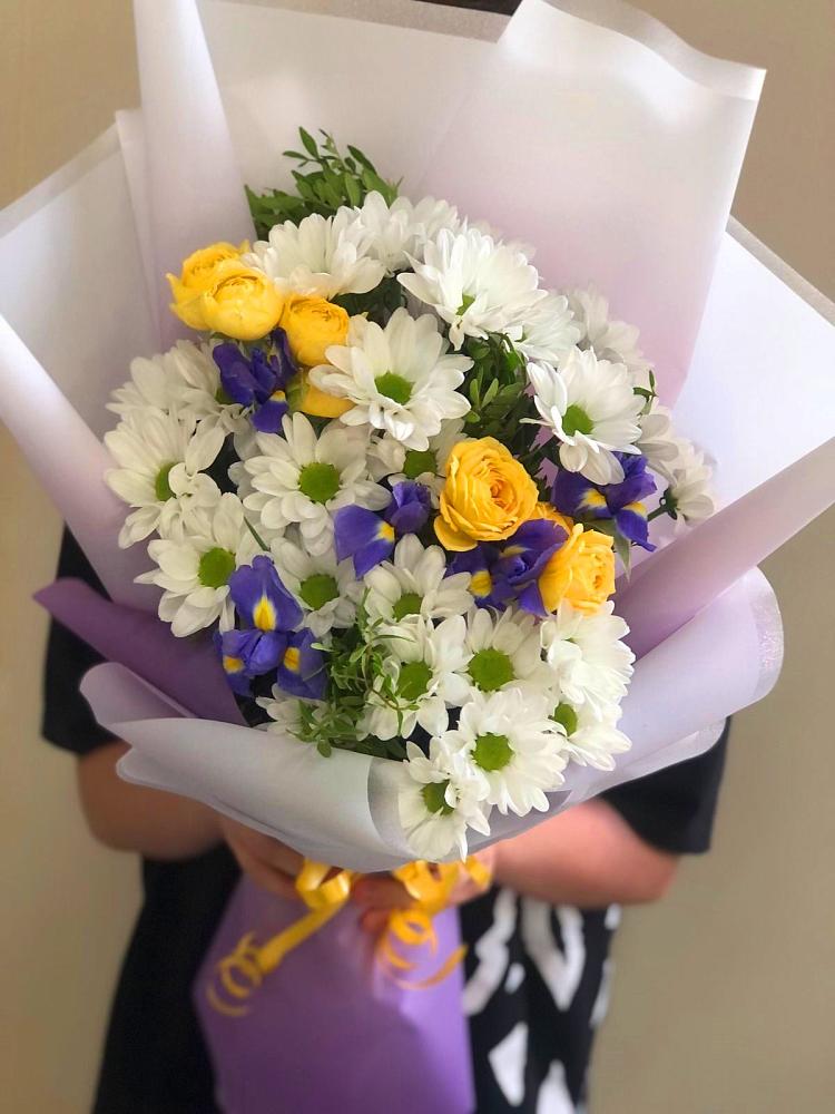 Букет цветов из: Ирисы, Хризантемы и Розы в Тутаеве