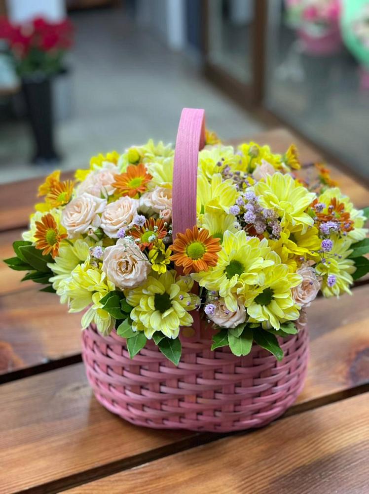 Цветочная композиция из Хризантемы и Розы в корзине в Тутаеве
