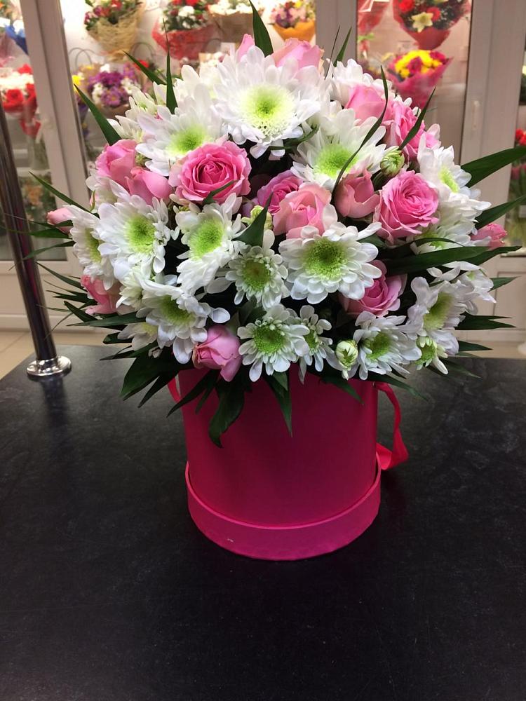 Цветочная композиция из Розы и Хризантемы в шляпной коробке в Тутаеве