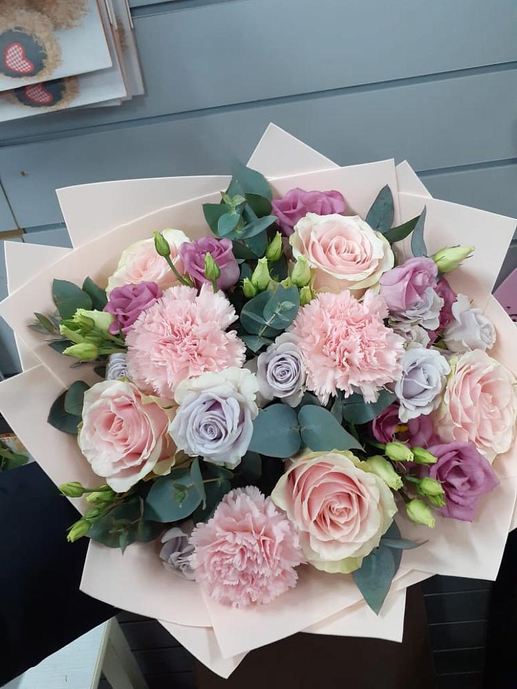 Букет цветов из: Розы, Гвоздики и Лизиантусы в Тутаеве