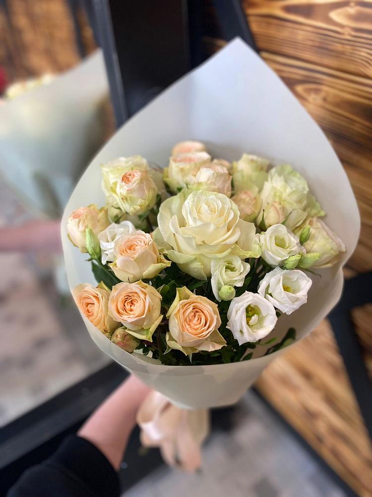 Букет цветов из: Розы и Лизиантусы в Тутаеве