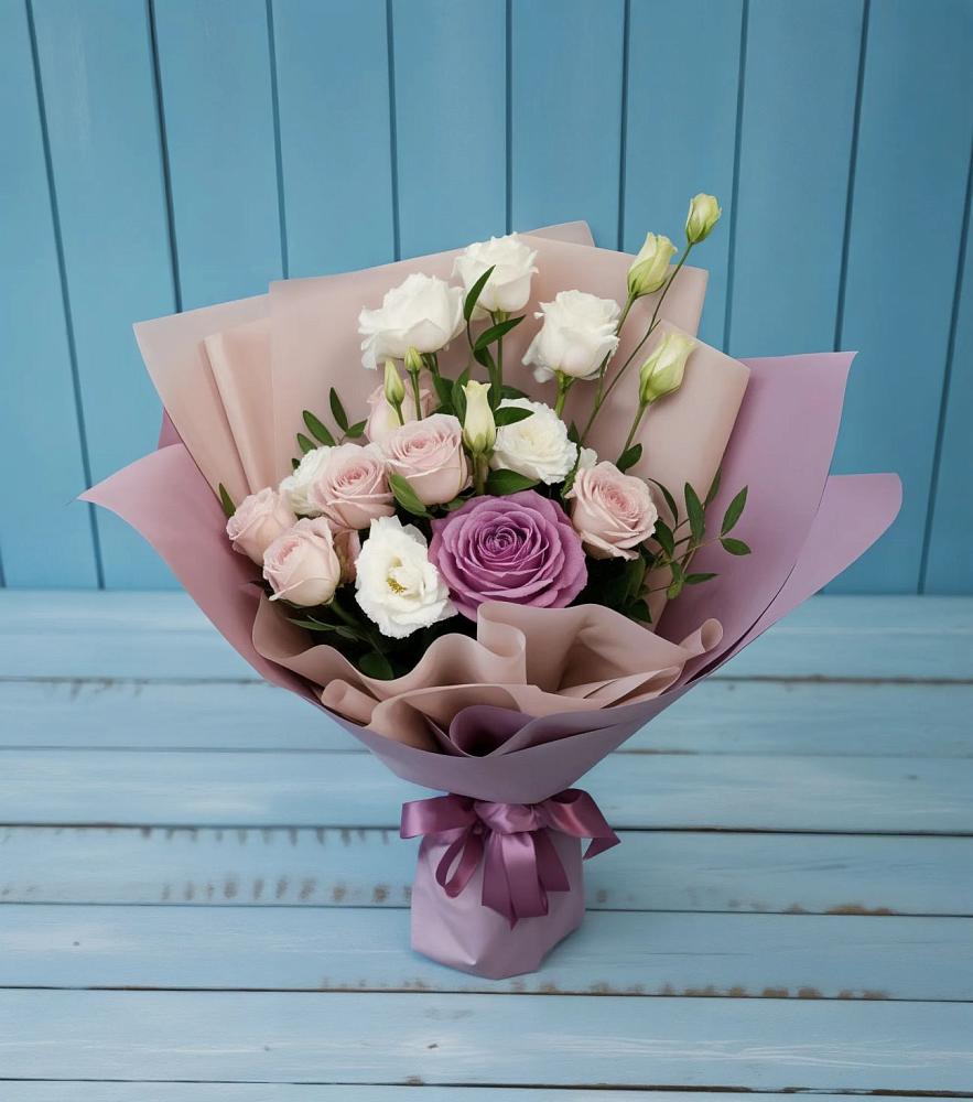 Букет цветов из: Розы и Лизиантусы в Тутаеве